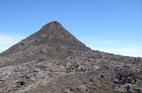 Pico_Krater und kleine Spitze mit Gipfel