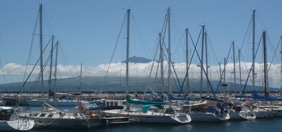Azoren_Segelboote im Hafen von Horta mit Pico-Blick_Faial
